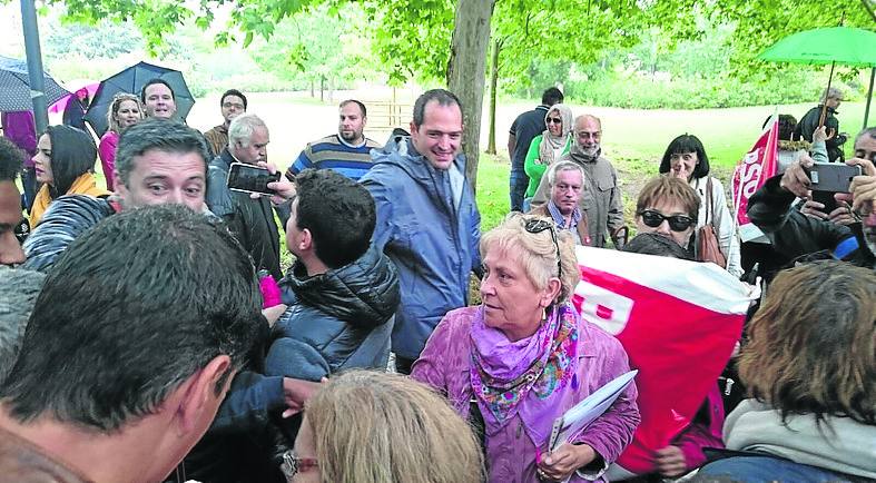 Los partidarios de Pedro Sánchez entregan los avales del precandidato