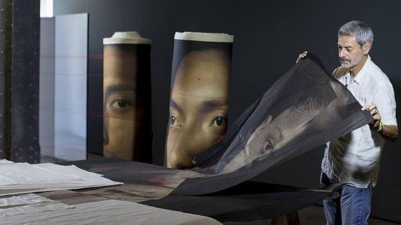 González Palma experimenta con betún de Judea y pan de oro