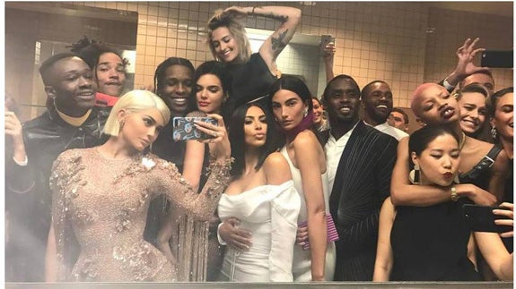 Kylie Jenner reta a Anna Wintour y se hace un selfie en el baño del MET