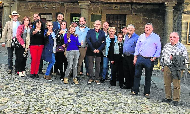 Demetrio Madrid comparte sus inquietudes con los militantes serranos