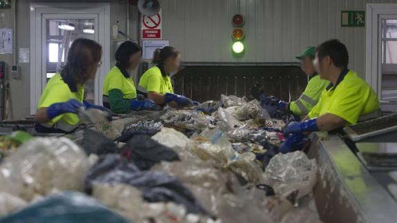 Detenidos 12 trabajadores de un vertedero por vender joyas halladas en la basura