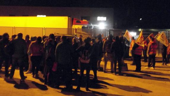 La huelga en mataderos de aves y conejos fuerza la vuelta a la negociación