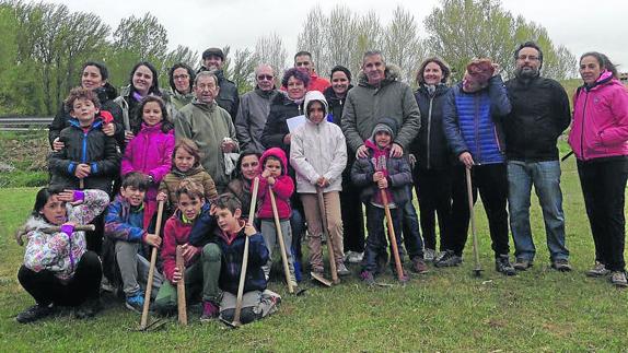 Vecinos de todas las edades participan en la plantación de veinticinco árboles