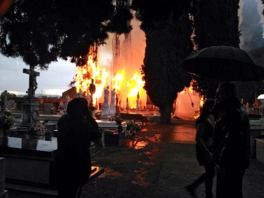 Un rayo provoca un incendio en el cementerio de Cacabelos