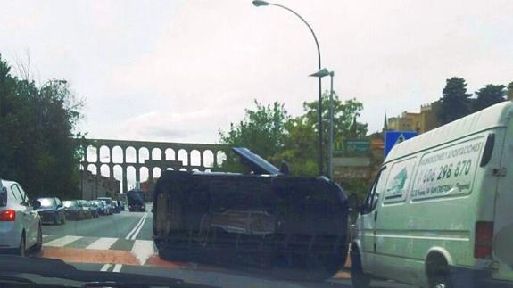 Heridos dos turistas asiáticos en un espectacular vuelco de un coche sobre un paso de peatones