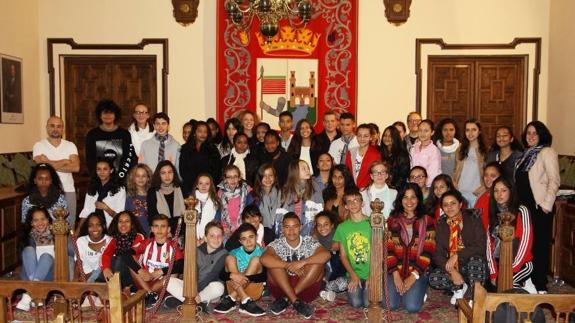 Jóvenes de la Isla Reunión visitan el Ayuntamiento de Zamora