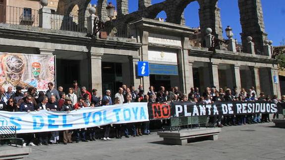 Los vecinos presentarán a la CHD 4.000 firmas contra la planta de residuos del Voltoya