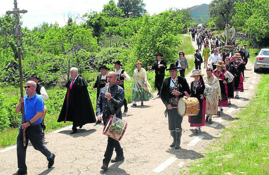 Los vecinos honran por segundo día consecutivo a San Miguel Arcángel