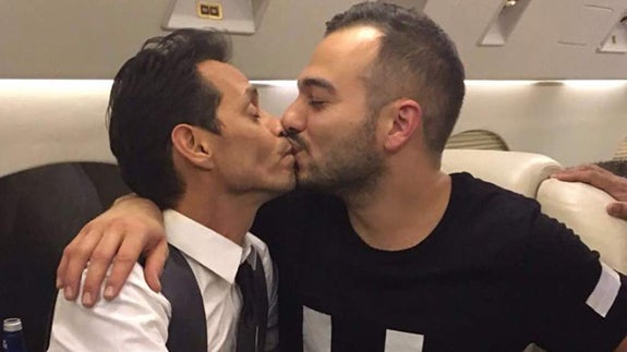 El beso de Maluma y Marc Anthony que provoca a las redes sociales