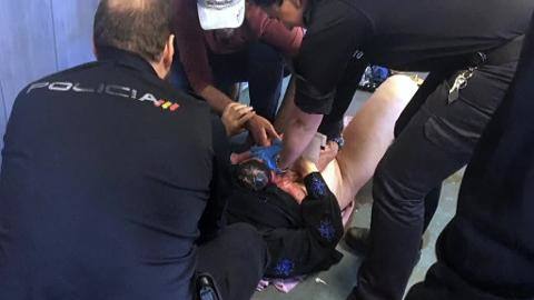 Dos policías atienden un parto en el aeropuerto de Barajas