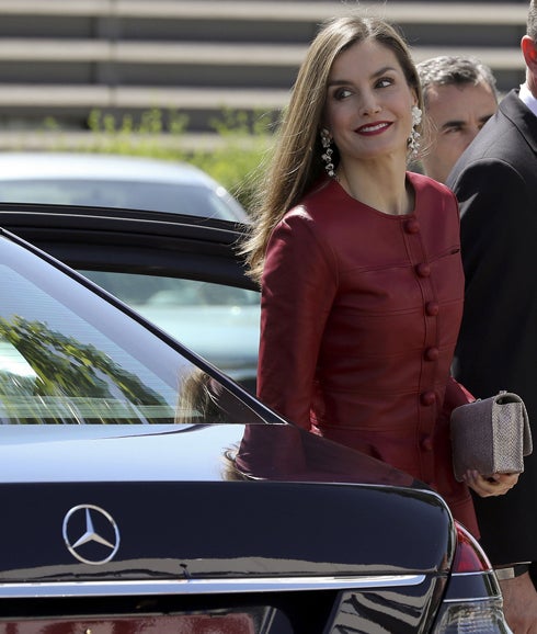 La Reina Letizia luce en la Feria del Libro de Madrid unos pendientes 'diseñados' por ella