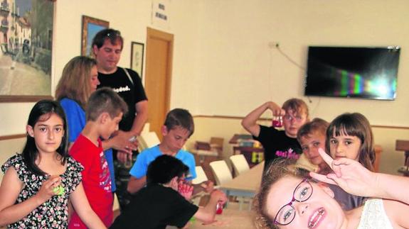 Los niños de Antigüedad disfrutan de varios talleres de cocina y velas