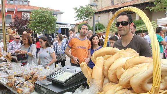 Los panaderos de Palencia casi agotan sus productos en la Feria del Pan de Grijota