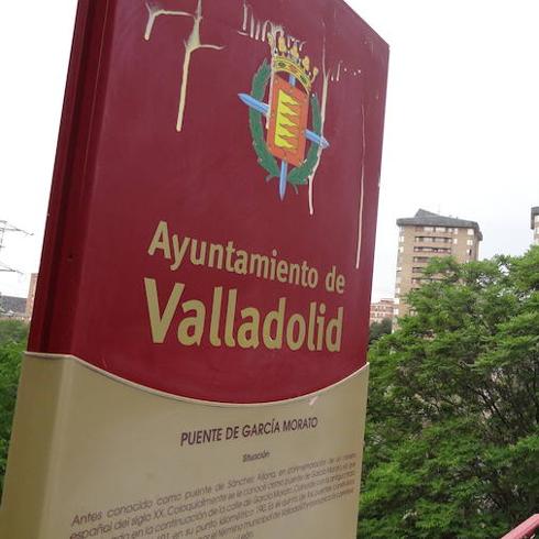 El puente de Adolfo Suárez mantiene las placas de García Morato tres años después