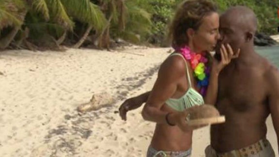 Leticia Sabater le besa a un hondureño en 'Supervivientes'