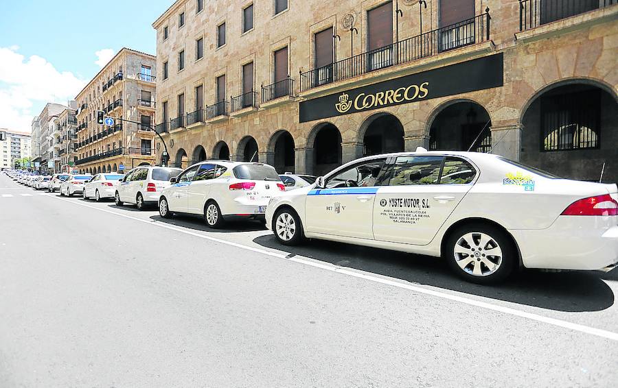 Más de 150 taxistas se concentran en Vía contra la competencia desleal | El Norte de Castilla