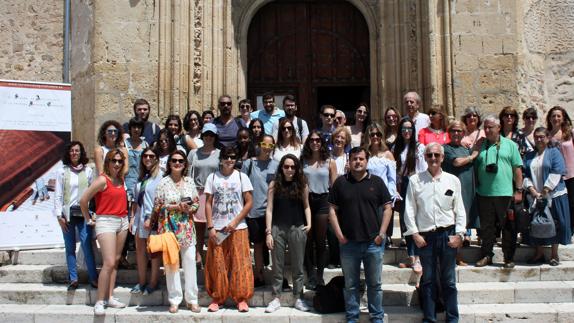 Los documentalistas visitan en Aguilafuente la exposición sobre el Sinodal