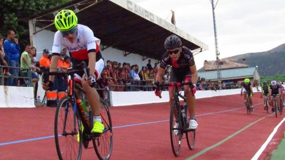 Gran ambiente ciclista en la reunión de Escuelas de El Tiemblo