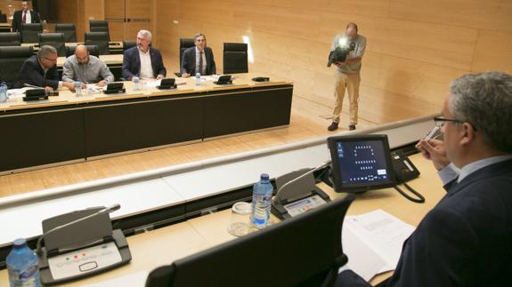 PSOE y Podemos piden a Herrera que dimita por la petición de la Fiscalía para que se impute a Villanueva en el caso Perla Negra
