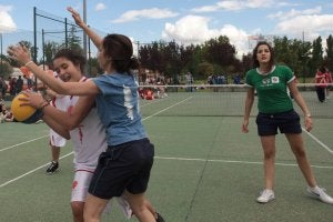 Isla Dos Aguas acoge hoy el Tribasket de Baloncesto, dentro de la Feria Chica