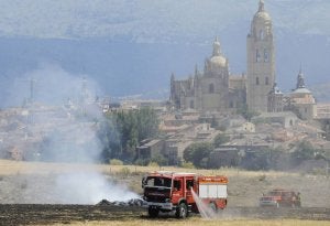 Un fuego arrasa unos 20.000 metros cuadrados de pasto cerca de Zamarramala